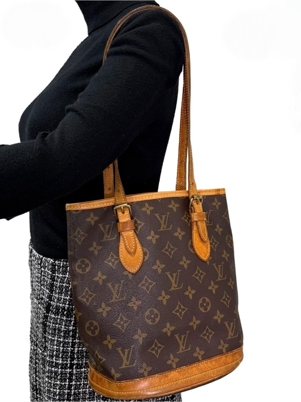 LOUIS VUITTON Monogram Bucket
Tote (shoulder bag)